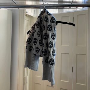 Scull scarf in grey, excellent condition.